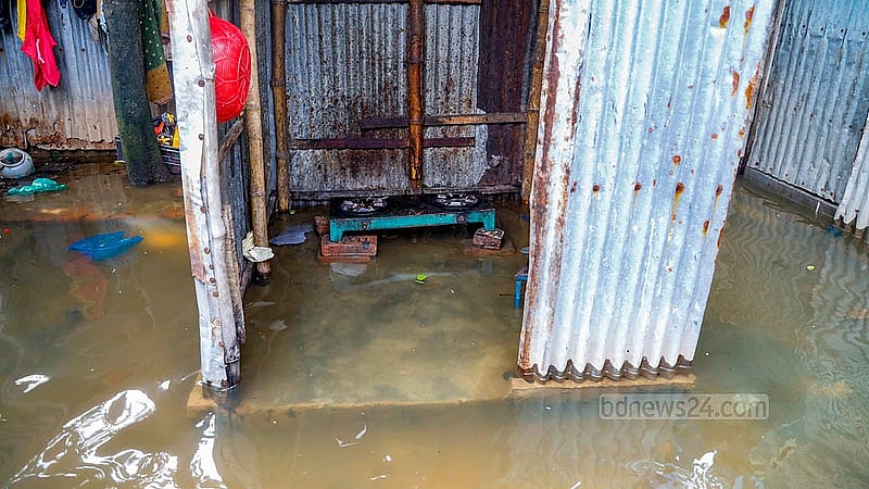 The kitchen stove of a house in the Jungle Bari neighbourhood of Maruail in Dhaka’s Jatrabari is under water after rain under the influence of Cyclone Remal. Photo: Mahmud Zaman Ovi