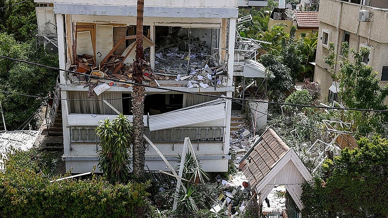 Emergency personnel work at an impact site, following a barrage of missiles launched from Iran, amid the U.S.-Israeli conflict with Iran, in Ramat Gan, Israel, April 4, 2026. Photo: Reuters