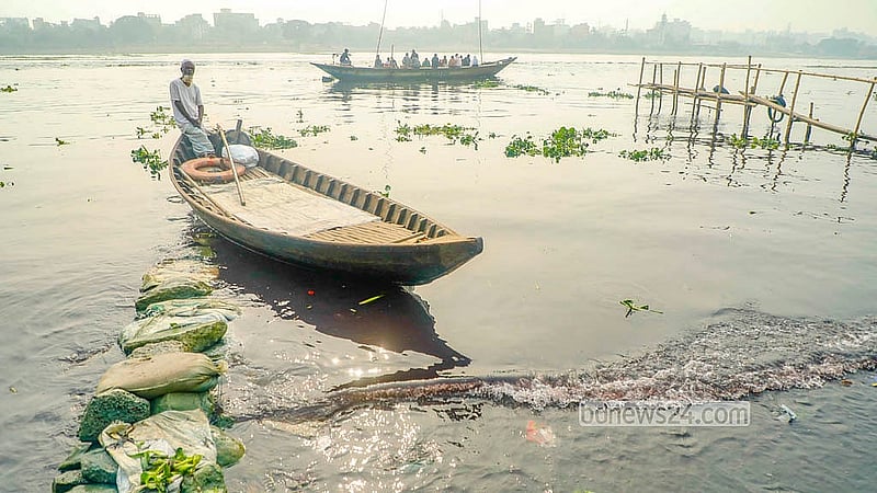 Chemical waste from dyeing factories has coloured the waters of the Buriganga in the capital’s Shyampur and Dhaleshwar Godaraghat. Photo: Abdullah Al Momin