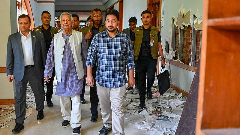 Chief Advisor Muhammad Yunus tours Ganabhaban with advisors on Monday, Oct 28, 2024. Photo: PID