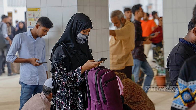 The Panchagarh Express derailed in near Dhaka’s Kamalapur Station around midnight on Thursday, Oct 24, 2024. After the train was recovered, all trains are departing late on Friday, Oct 25, 2024. Passengers at Kamalapur Station appear to have no end in sight for their wait due to the schedule disruptions! Photo: Mahmud Zaman Ovi