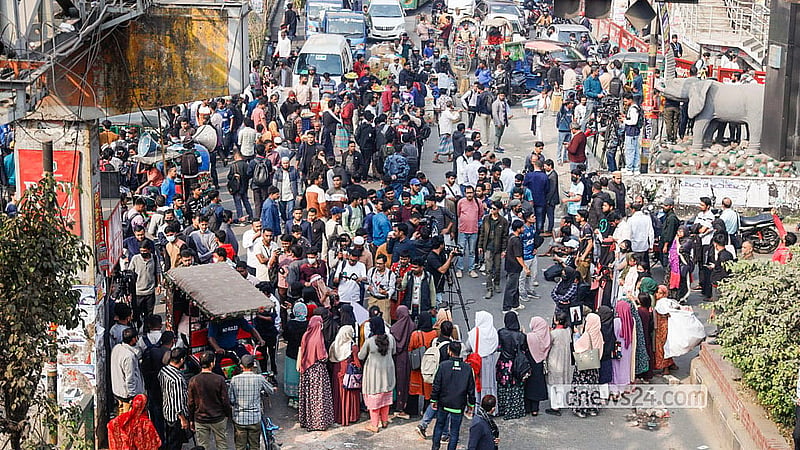 Students block the Science Laboratory intersection in Dhaka on Thursday, Jan 15, 2026, demanding the issuance of the final ordinance to establish Dhaka Central University. Photo: Mahmud Zaman Ovi