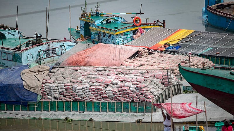 Cement is first brought by barge from various factories to Keraniganj's Char Kundalia under Dhaleshwari Bridge No. 1. From there, it is taken onward by road. Photo: Abdullah Al Momin