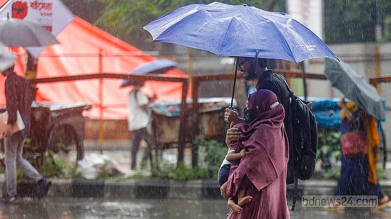 Shahbagh is home to many major hospitals, where children are often seen accompanying their parents. Persistent rain and the blockade on Thursday, Jul 31, 2025, cause severe disruption, with parents struggling to manage their children. Photo: Mahmud Zaman Ovi