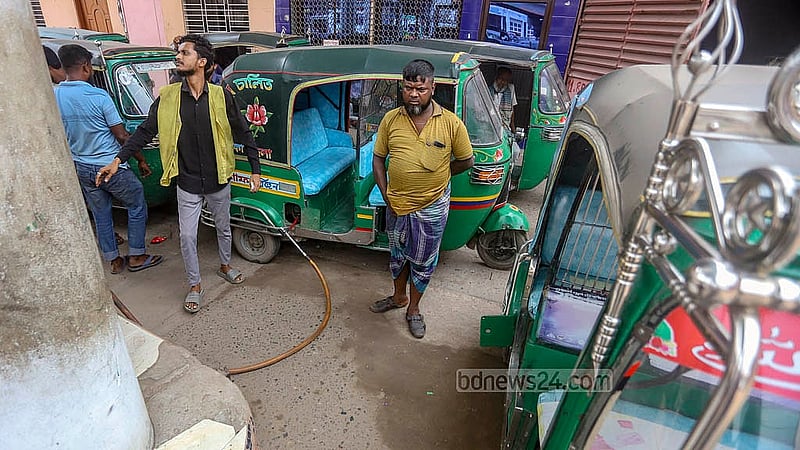 Gas is being supplied to vehicles at a CNG station in Dhaka’s Jurain, but drivers are struggling to get enough due to low pressure on Sunday, Apr 27, 2025. Photo: Abdullah al Momin