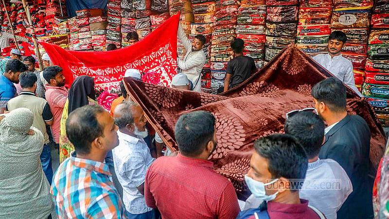 Fearing a price hike once the cold intensifies, many shoppers are crowding the stalls on GPO Road beside Baitul Mukarram Market for affordable blankets. Photo: Abdullah Al Momin