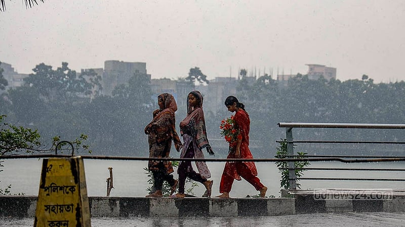 People could be seen enjoying the rain in Dhaka’s Hatirjheel on Thursday, May 1, 2025 after several days of intense heat. Photo: Mahmud Zaman Ovi