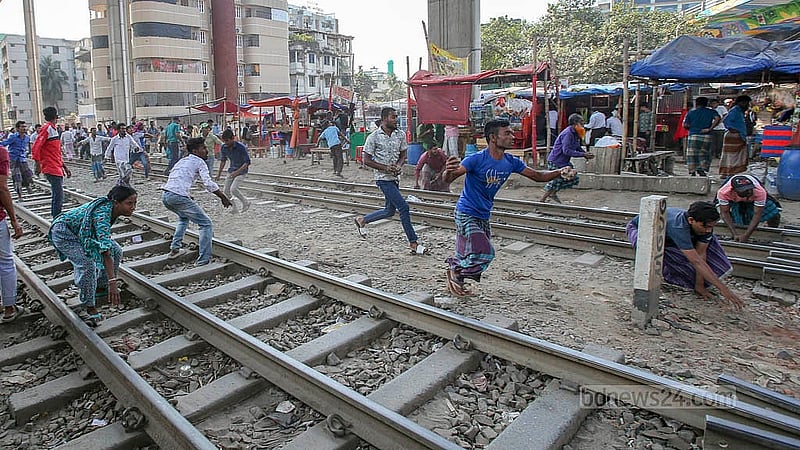 Drivers of battery-run rickshaws demonstrate by blocking the Mohakhali Rail Crossing on Thursday, Nov 21, 2024. At the time, army personnel charged batons at the protesters to restore order on the streets.