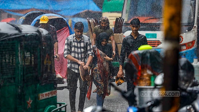 A sudden downpour left many drenched in rain in the Mohammadpur Bus Stand area of Dhaka on Monday, Jul 1, 2024. Photo: Mahmud Zaman Ovi