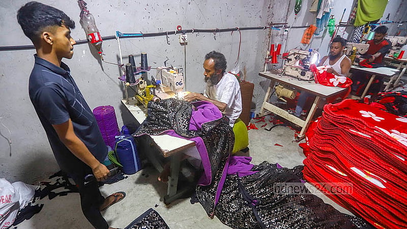 Workers crafting blankets at a factory in Mitali Market in Siddhirganj's Signboard area. Photo: Abdullah al Momin