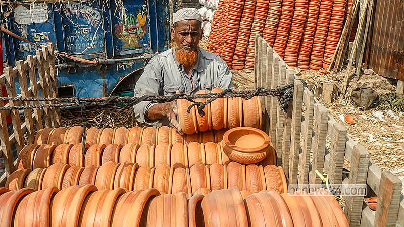 Clay pots are loaded from a godown in Dhaka’s Milbarrack onto a three-wheeler for delivery to a hotel in Bijoynagar. Photo: Abdullah Al Momin