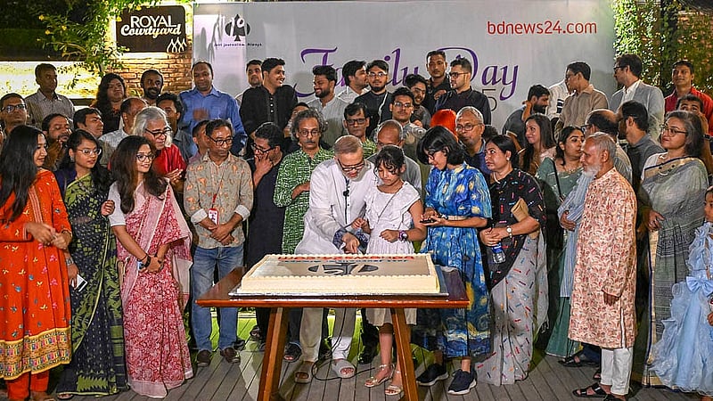 Editor-in-Chief Toufique Imrose Khalidi cuts a cake with colleagues during a Family Day event on Saturday, Oct 18, 2025, ahead of bdnews24.com's 19th anniversary.