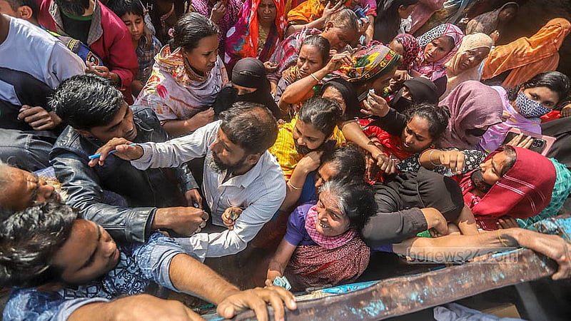 Customers crowd a TCB truck selling cooking oil and sugar at subsidised prices in front of Karwan Bazar’s FDC on Tuesday, Dec 17, 2024. Photo: Abdullah al Momin