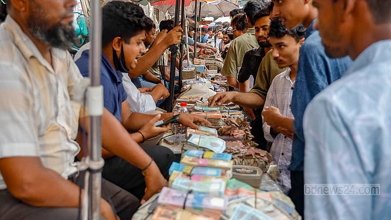 A currency note exchange shop in Gulistan is thronged by buyers ahead of Eid-ul-Azha on Wednesday, Jun 4, 2025. Photo: Mahmud Zaman Ovi
