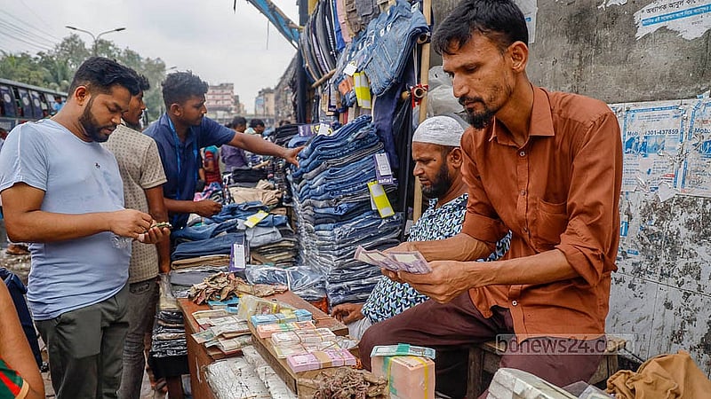 Right outside Gulistan Shopping Complex, fresh currency notes line the shops on the sidewalk on Wednesday, Jun 4, 2025. Alongside the usual old currency notes, newly issued notes are also being circulated. Photo: Mahmud Zaman Ovi