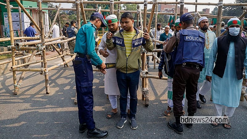 Police carry out security searches on individuals arriving at the Parliament’s South Plaza to attend the funeral prayer of Inqilab Moncho Convenor Sharif Osman bin Hadi. Photo: Mahmud Zaman Ovi