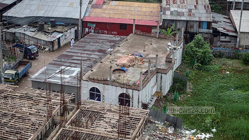 A mosque built in the middle of the lake about five years ago has been surrounded by encroachment, reducing the lake’s span. Photo taken on Saturday, Sept 13. Abdullah Al Momin