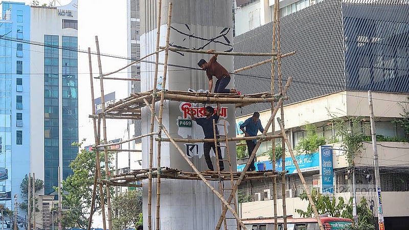 Graffiti of the irregularities, occupation, oppression, corruption, and torture during the “fascist” Awami League government's regime is being painted on the metro rail pillars from Dhaka’s Karwan Bazar to Farmgate on Saturday, Jul 5, 2025. Photo: Abdullah al Momin