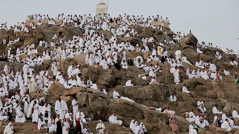Muslim pilgrims gather at Jabal al-Rahmah, also known as Mount Arafat, during the annual hajj pilgrimage, outside the holy city of Mecca, Saudi Arabia, June 5, 2025. Photo: Reuters