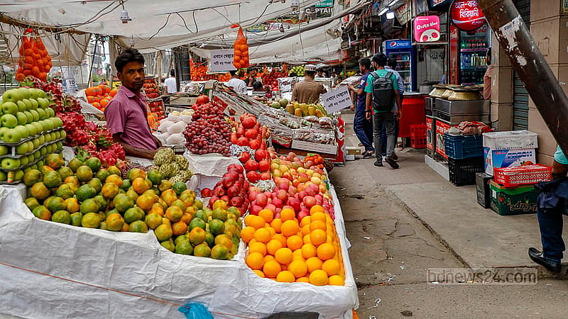 The south side of the footpath leading from Mirpur’s Kazipara to the pedestrian overbridge in Mirpur-10 is completely taken up by roadside fruit vendors. Photo: Mahmud Zaman Ovi