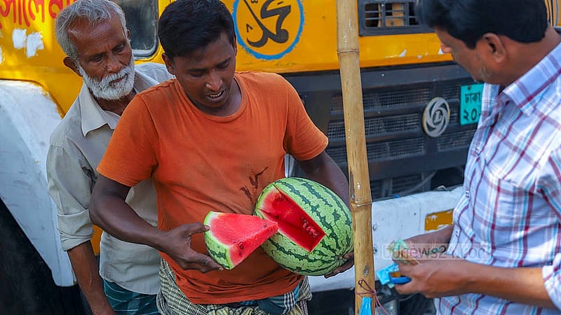 Traders slice open watermelons in the hope of attracting buyers. This photo was taken in the capital’s Sadarghat area. Photo: Abdullah al Momin