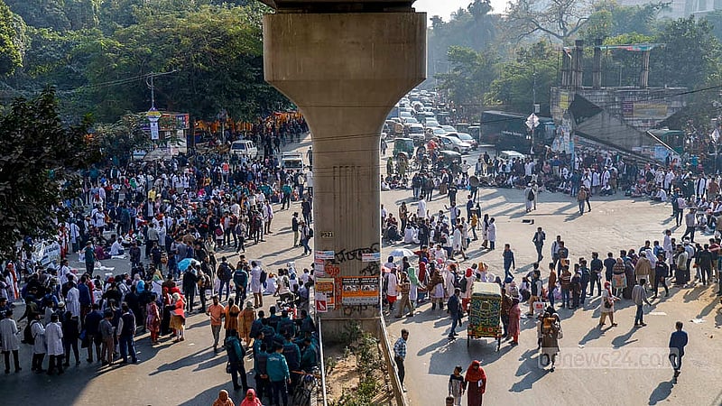 Postgraduate trainee doctors blocked Dhaka’s Shahbagh intersection on Sunday afternoon, Dec 22, 2024 to demand a doubling of their monthly allowance. Photo: Mahmud Zaman Ovi