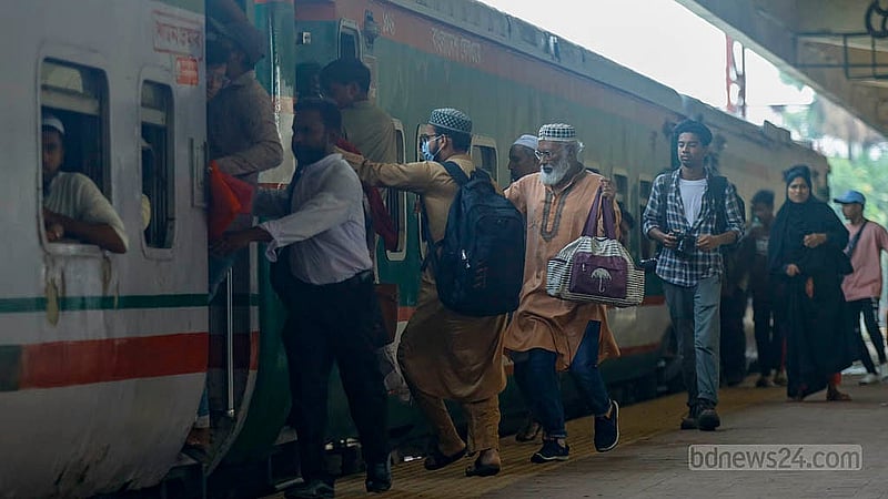 On the third day of the advance ticket Eid travels, many broke into a sprint to board the train when it departed from the capital’s Kamalapur station on Monday, Jun 2, 2025. Photo: Mahmud Zaman Ovi