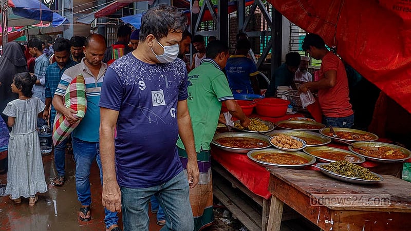 Uncovered food items are on display on the footpath in front of Shaheed Suhrawardy Medical College. Most of the customers are patients and attendants visiting the hospital. Photo: Mahmud Zaman Ovi