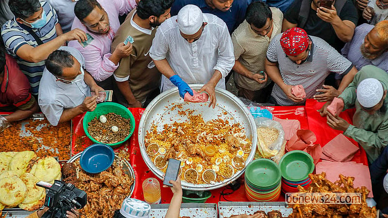 The popular Iftar dish, called “Boro Baaper Polay Khaay,” combines minced beef, beef liver, beef brain, chicken, flattened rice, lentils, suti kebab, potatoes, eggs, and 12 spices. Photo: Abdullah al Momin