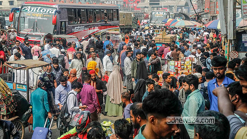 People from the southern region of the country wait in line for a car in Jatrabari’s Dholaipar on Tuesday, Feb 10, 2026. They are leaving Dhaka for the four-day holiday around the polls. Photo: Abdullah Al Momin