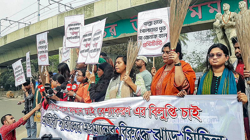 Students hold a protest rally with brooms at the base of Dhaka University’s Raju Sculpture on Sunday, Feb 1, 2026, to protest Jamaat-e-Islami Ameer Shafiqur Rahman’s “misogynistic comments”. Photo: Abdullah Al Momin