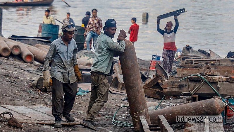 Workers risk their lives cutting up old ships at dockyards along the banks of the Buriganga River in Dhaka’s Keraniganj. Photo: Abdullah Al Momin