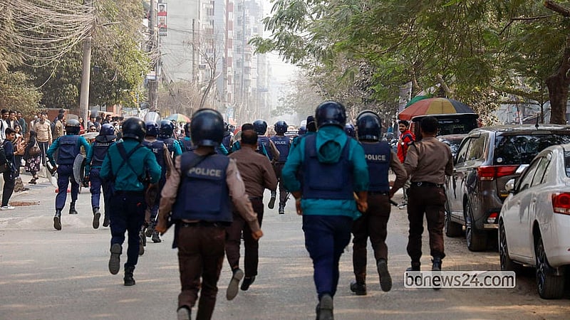 Police chase rickshaw drivers as they stage a road blockade in Dhaka’s Badda on Monday to demand a halt to the sale of thick-tyre battery-powered rickshaws and  permission to ply thin-tyre battery-powered rickshaws. Photo: Mahmud Zaman Ovi