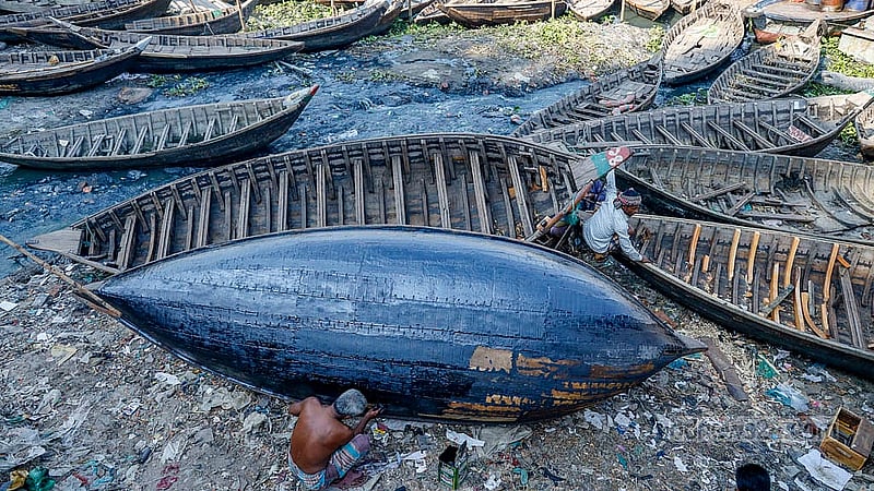 Each ghat along the Buriganga typically holds 70 to 80 boats, usually owned by three to four individuals. In the dry season, shipwrights repair these vessels. Photo: Mahmud Zaman Ovi