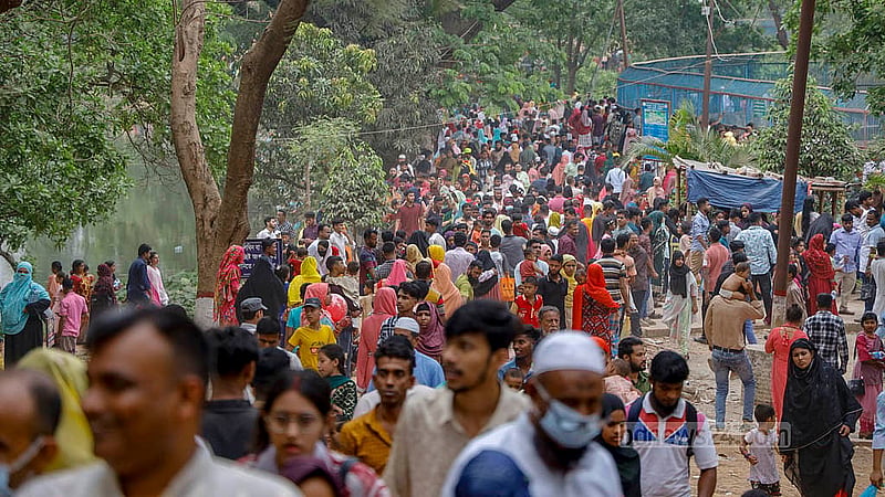 People of all ages crowd outside the cages of animals at the National Zoo in Dhaka's Mirpur on Tuesday, Apr 1, 2025. Photo: Mahmud Zaman Ovi