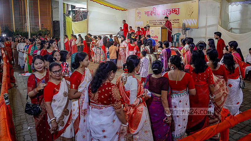 Hindu devotees gather at Dhakeshwari Temple before the immersion of the idol on Bijoya Dashami. Photo: Mahmud Zaman Ovi