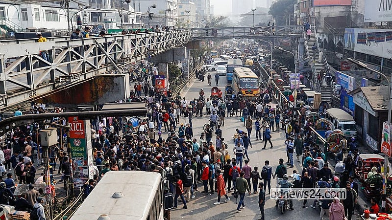 Students block the Science Laboratory intersection in Dhaka on Thursday, Jan 15, 2026, demanding the issuance of the final ordinance to establish Dhaka Central University. Photo: Mahmud Zaman Ovi