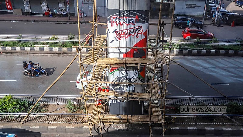 Graffiti of the irregularities, occupation, oppression, corruption, and torture during the “fascist” Awami League government's regime is being painted on the metro rail pillars from Dhaka’s Karwan Bazar to Farmgate on Saturday, Jul 5, 2025. Photo: Abdullah al Momin