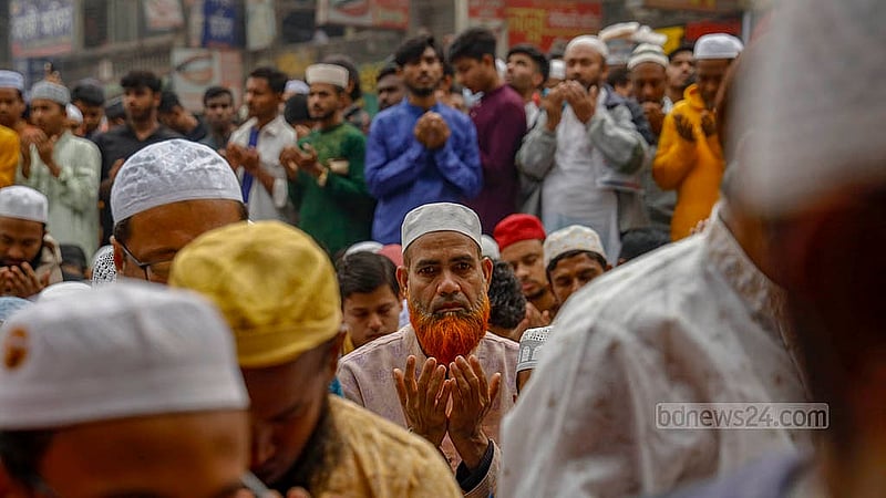 The first phase of Biswa Ijtema closes with the Akheri Munajat on the bank of Turag River on Sunday, Feb 2, 2025. Photo: Mahmud Zaman Ovi