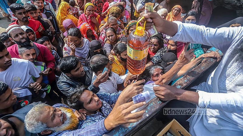 A TCB truck sells 2 litres of soybean oil and 2 litres of lentils for Tk 320. The price is nearly Tk 250 below the market price, causing a rush of customers. Photo: Abdullah al Momin