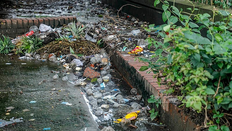 Mobile vendors dump their waste along the pavement of Manik Mia Avenue. After rain, the rubbish rots faster, creating an even stronger stench and serving as a breeding ground for mosquitoes. Photo: Abdullah Al Momin