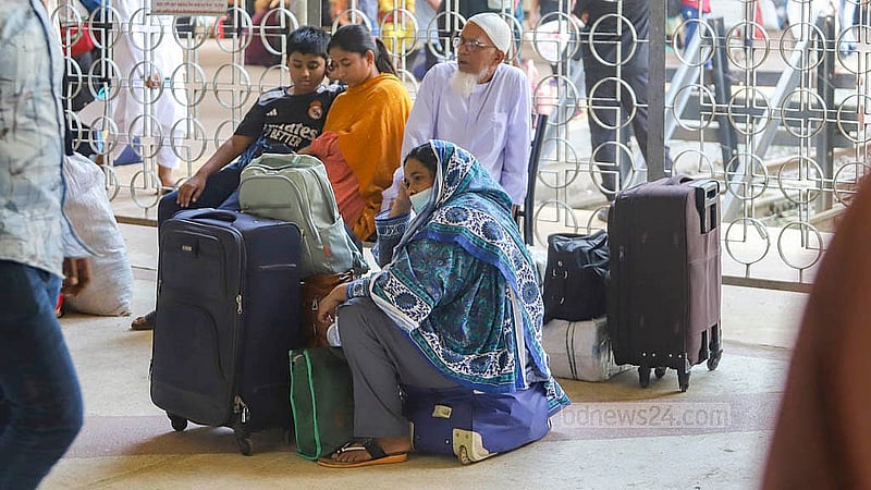 After two derailments in Dhaka over two days, the schedule chaos led to the cancellation of the Jayantika Express and Agnibina Express journeys on Saturday, Oct 26, 2024. Other trains continue to arrive and depart with delays of several hours, stranding many passengers. Photo: Abdullah al Momin
