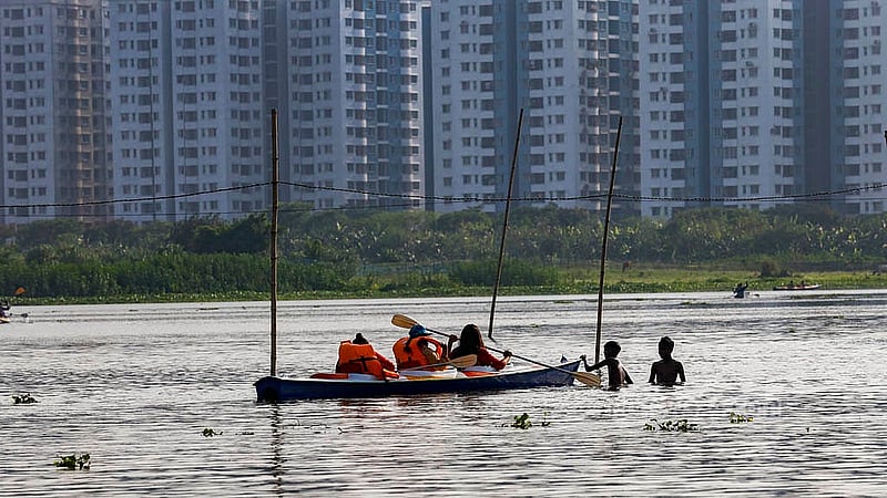 Young women kayak on the lake at Sector 18 of Diabari in Uttara on Friday afternoon, May 24, 2024. Photo: Mahmud Zaman Ovi