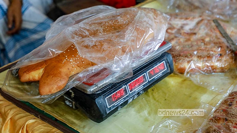 Breads are being sold at Tk 200-500 in these roadside stalls in Old Dhaka’s Chawkbazar on Tuesday, Feb 3, 2026, on the eve of Shab-e-Barat. Photo: Abdullah Al Momin