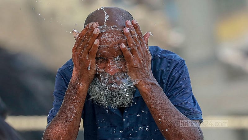 Workers suffers the most in the scorching heat.