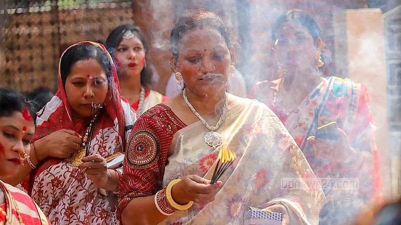 Hindu devotees visit Dhakeshwari Temple on the tenth and final day of Durga Puja on Sunday, Oct 13, 2024.. Photo: Abdullah al Momin