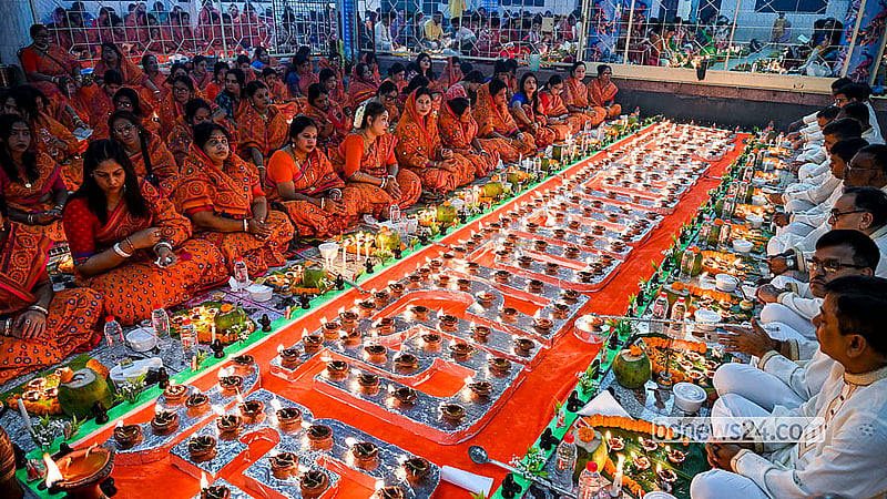 Each devotee sits with ghee lamps placed on banana leaves before them. A separate lamp is lit for each person for whom prayers are offered. Photo: Muhammad Mostafigur Rahman