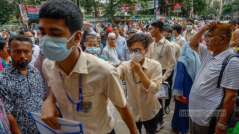 Students enter Siddeshwari Girls’ College centre on the first day of the HSC exams on Thursday, Jun 26, 2025. With COVID cases rising across the country, many candidates were seen wearing masks. Photo: Mahmud Zaman Ovi