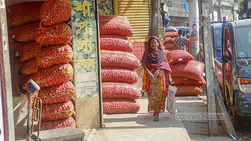 The onion market has turned volatile without notice. Wholesale traders have increased prices by more than Tk 40 over the past two weeks, claiming a short supply. Photo: Abdullah al Momin