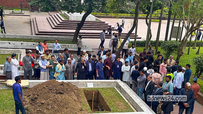 Preparations are under way for the burial of Inqilab Moncho Convenor Sharif Osman bin Hadi at the National Poet Kazi Nazrul Islam’s mausoleum at Dhaka University.